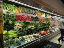 regál se zeleninou v supermarketu