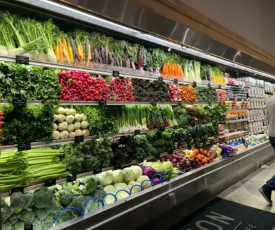 regál se zeleninou v supermarketu