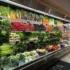 regál se zeleninou v supermarketu