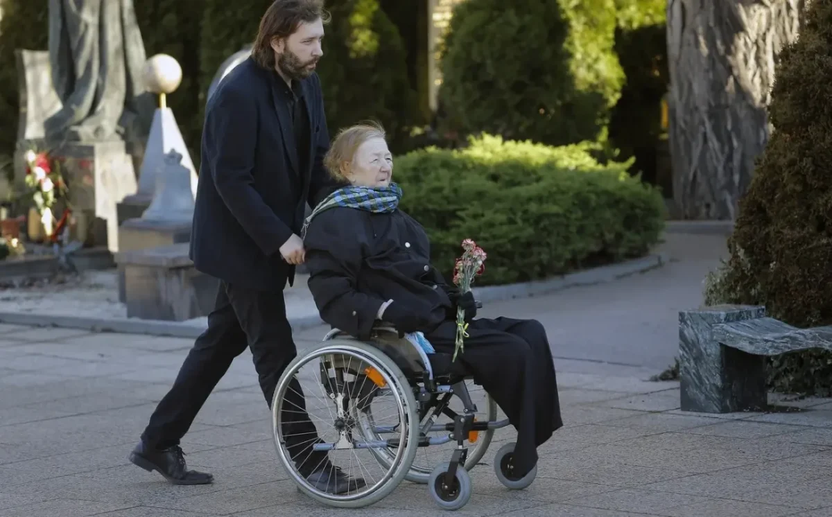 muž tlačí ženu na vozíku