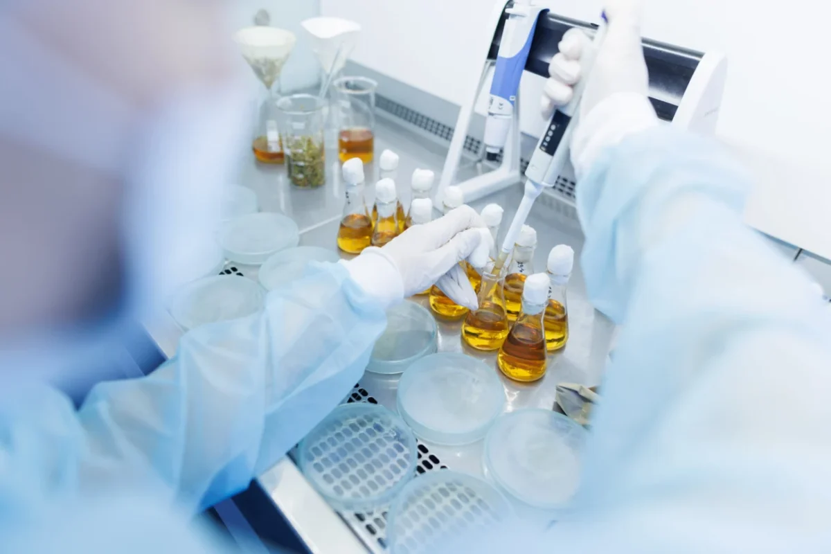 ruce pracující s pipetou