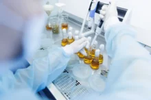 ruce pracující s pipetou