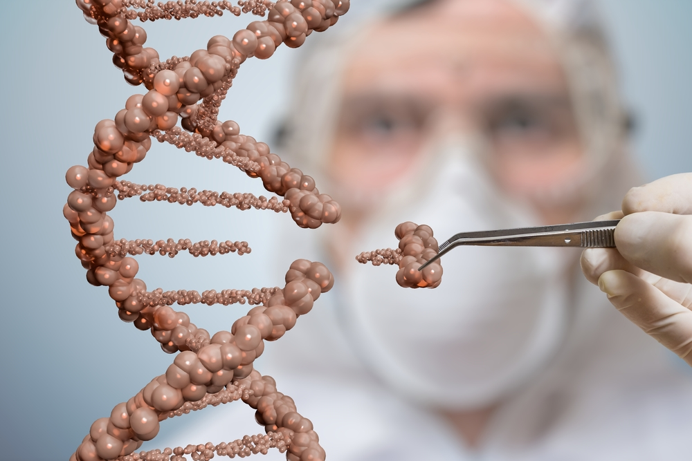shutterstock_612580685 | TVGURU.cz Vědec zasahuje do struktury DNA - detail jeho ruky a řetězce. Obličej v pozadí.