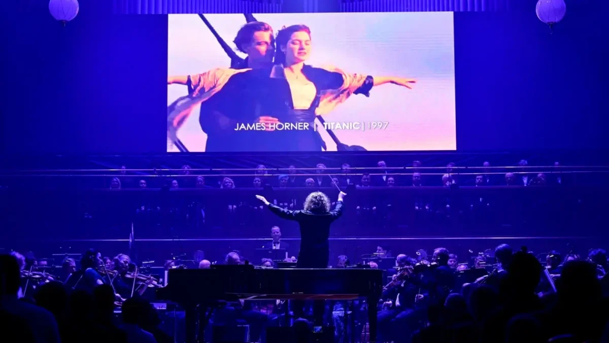 Jack a Kate u klasické scény z Titanicu.