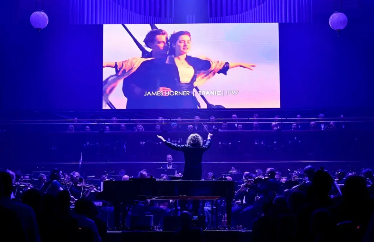 Jack a Kate u klasické scény z Titanicu.