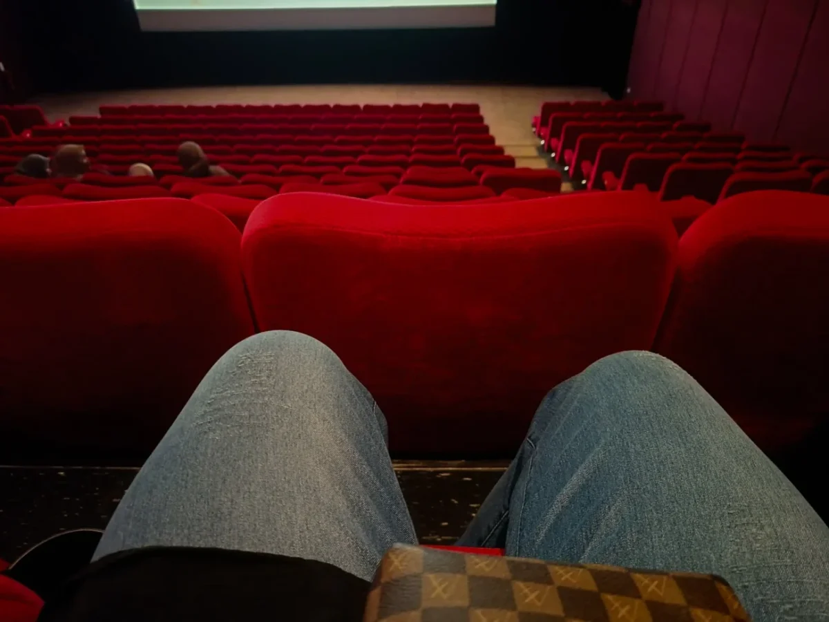 Kolena člověka v divadelním hledišti.