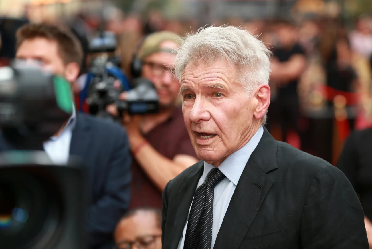 shutterstock_2323412511-2 | TVGURU.cz Harrison Ford obklopený novináři.