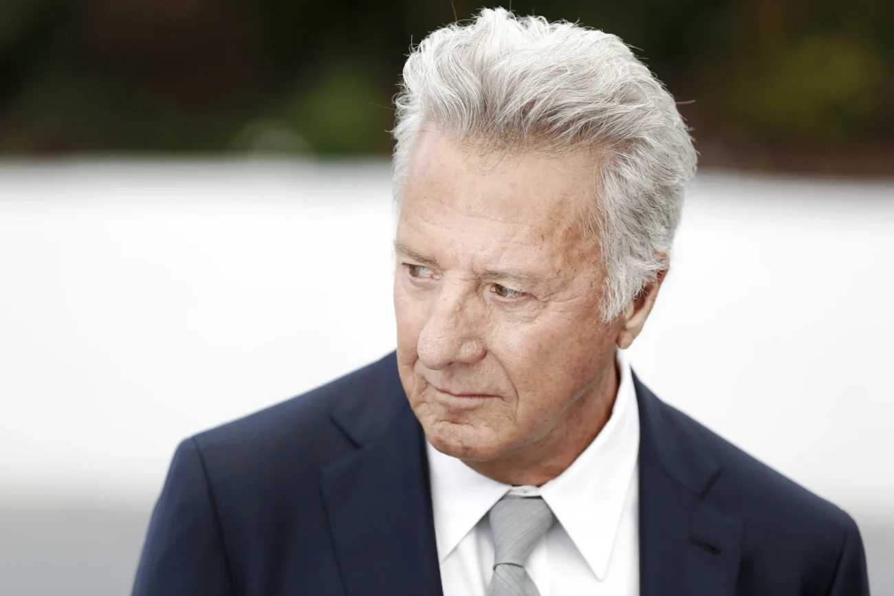 shutterstock_666699784-2 | TVGURU.cz Dustin Hoffman v obleku