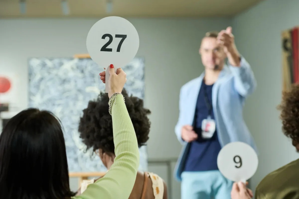 lidé drží čísla nad hlavou