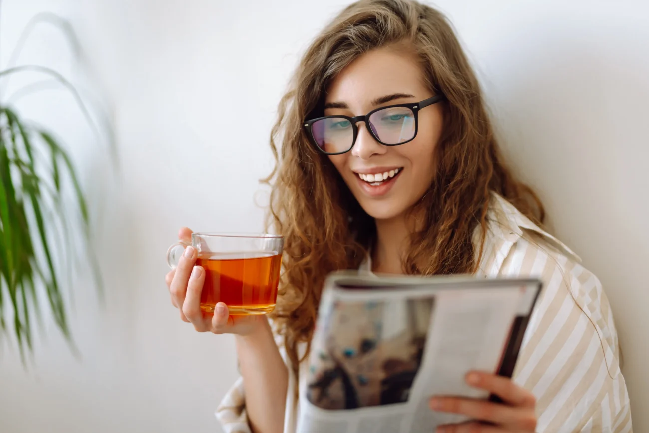 K její nelibosti se v bulváru často probírá její bezdětnost. Zdroj: Shutterstock | TVGURU.cz Dívka, která čte magazín.