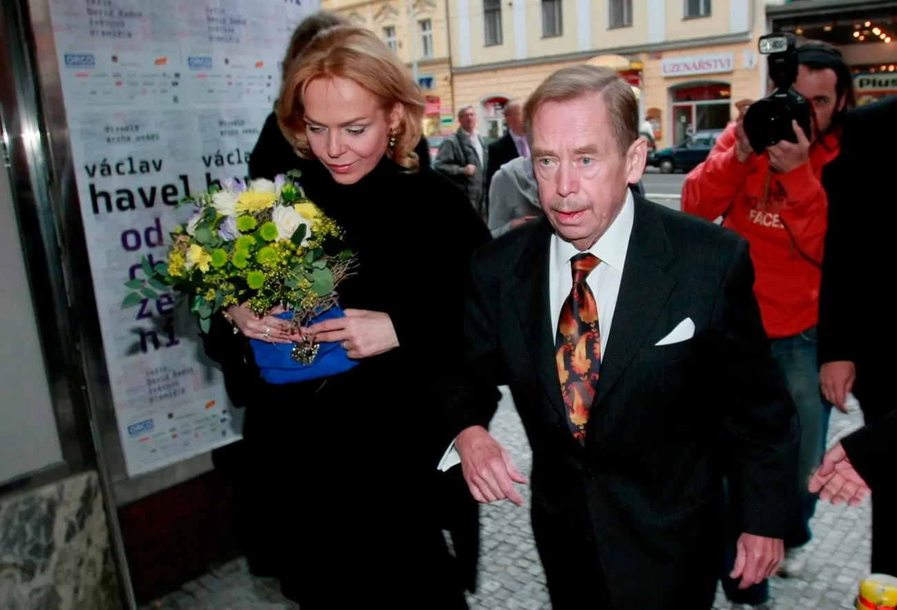 Václav a Dagmar Havlovi přicházející na premiéru filmu.
