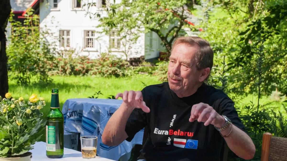 Václav Havel sedící na zahradě u stolu.