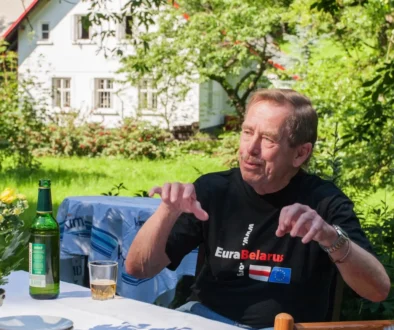 Václav Havel sedící na zahradě u stolu.