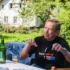 Václav Havel sedící na zahradě u stolu.
