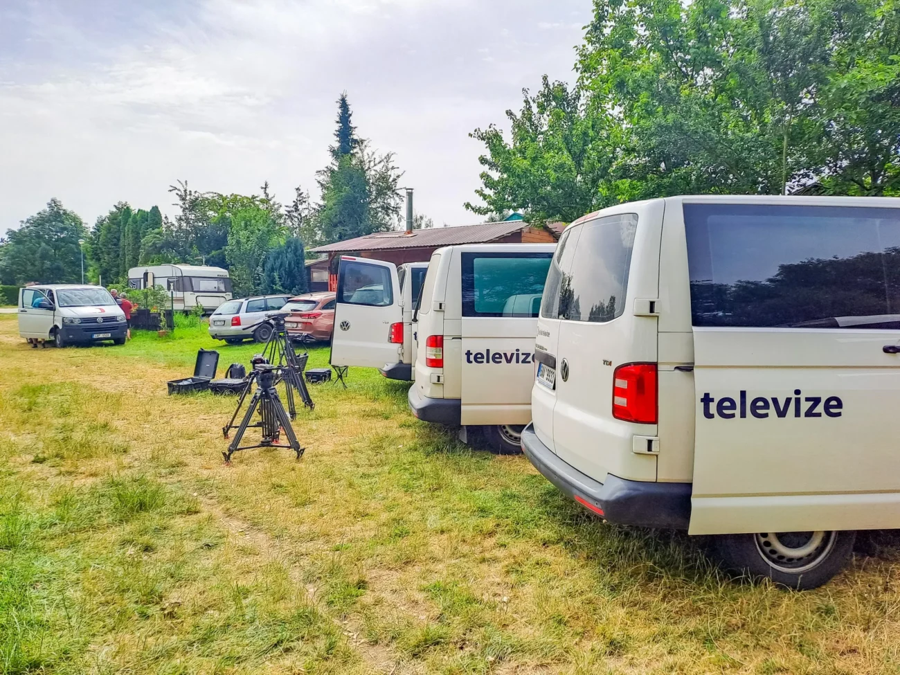 shutterstock_2481637251-2 | TVGURU.cz Na poli zaparkovaná auta České televize.