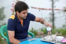 Muž nalévající čaj.