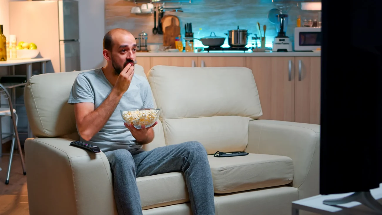 shutterstock_1968170929 1 | TVGURU.cz Muž u TV.