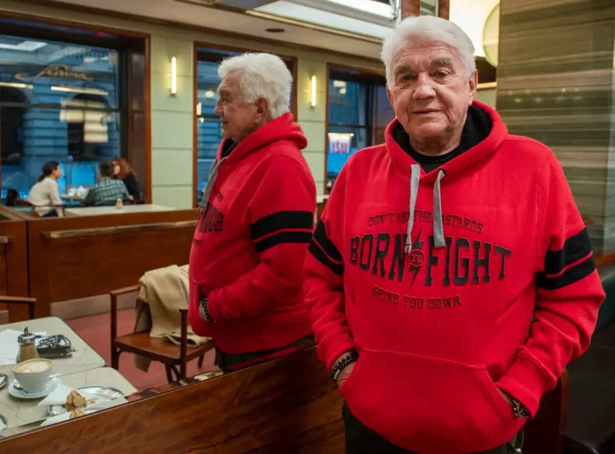 Jiří Krampol v červené mikině.