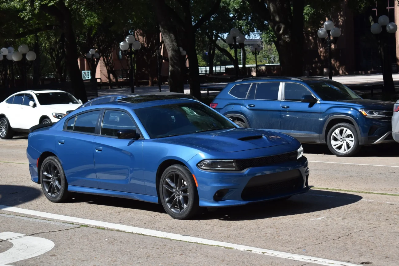I v Česku jsou dávána jména podle sportovních vozů nebo luxusních hodinek. Zdroj: Shutterstock | TVGURU.cz Modré sportovní auto na parkovišti.