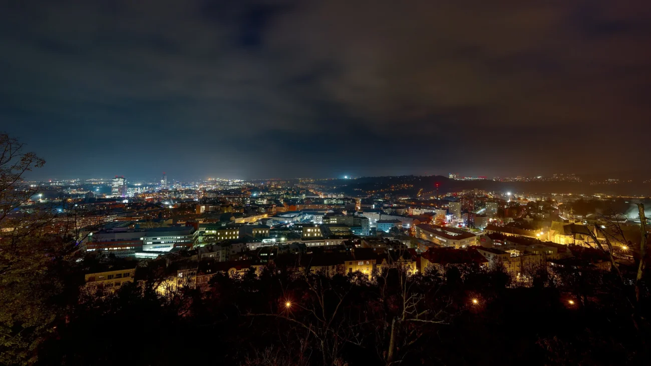 shutterstock_2551414289-2 | TVGURU.cz Výhled na noční Brno