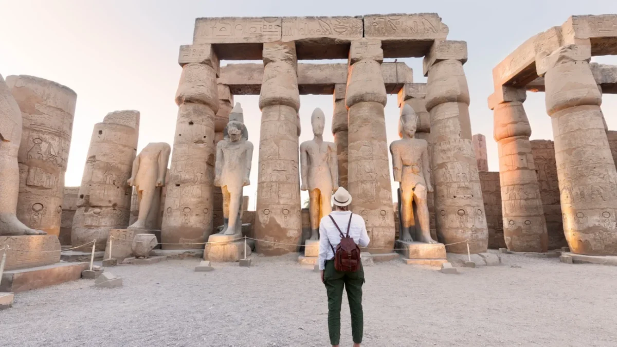 Žena obdivující památky v Egyptě.