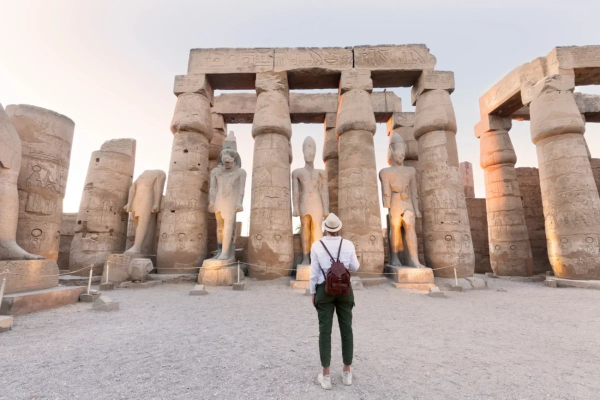 Žena obdivující památky v Egyptě.