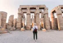 Žena obdivující památky v Egyptě.