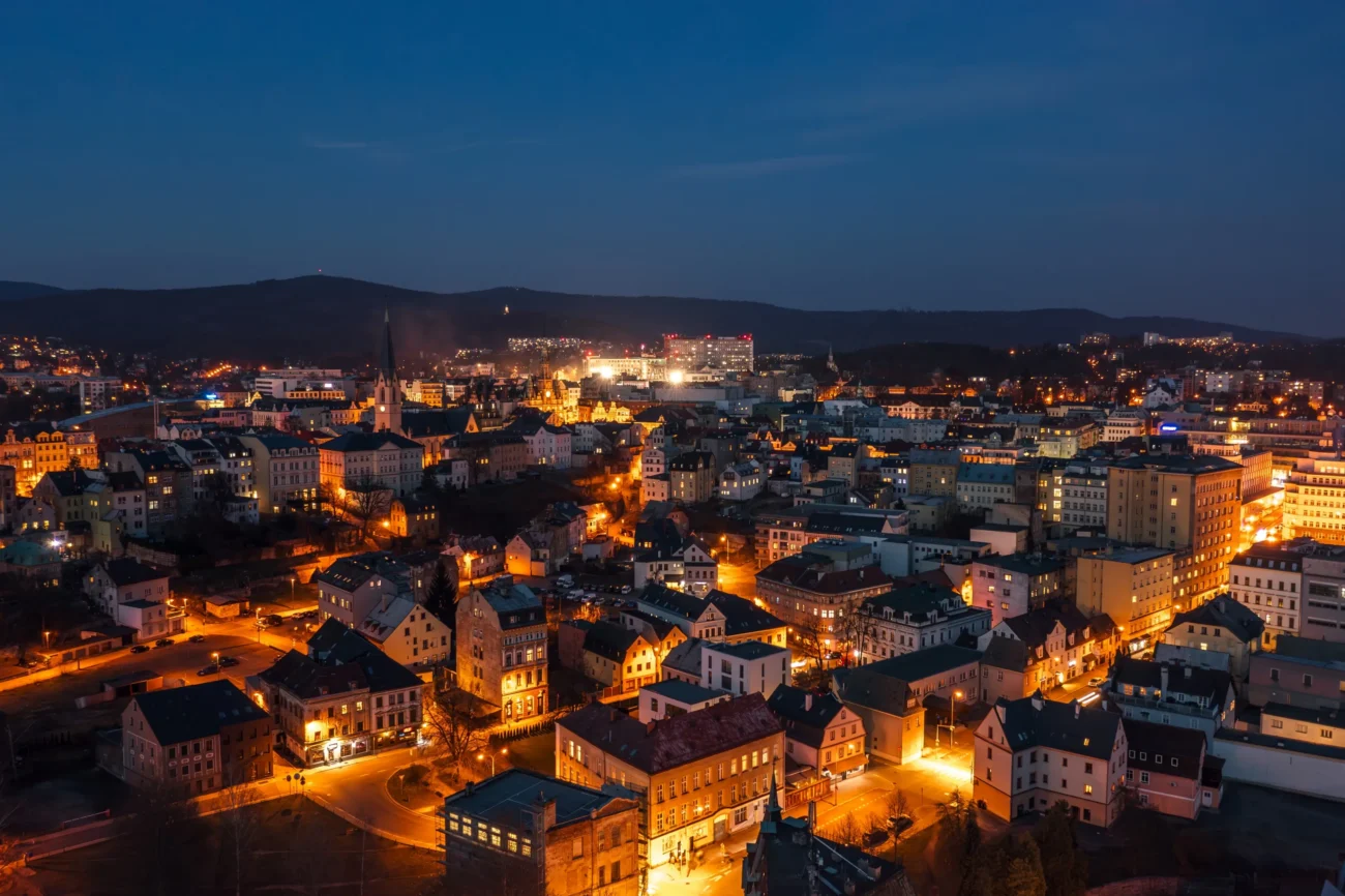 shutterstock_2621477275-2 | TVGURU.cz Noční výhled na Liberec.