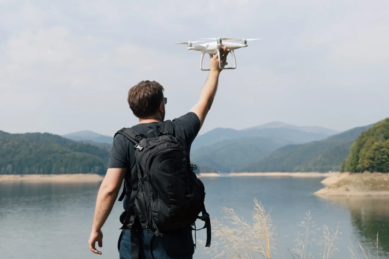 shutterstock_738493591-2 | TVGURU.cz Muž venku pouští dron.