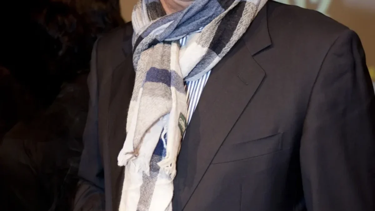 Jiří Bartoška se šálou.