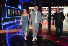 Jakub Štáfek s přítelkyní procházející se kinem.