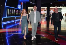 Jakub Štáfek s přítelkyní procházející se kinem.