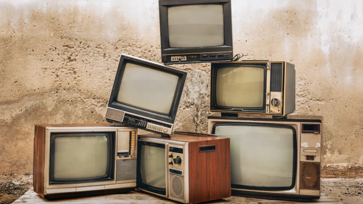 Staré televize na hromadě.