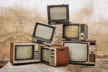 Staré televize na hromadě.