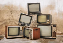 Staré televize na hromadě.