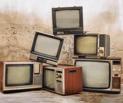 Staré televize na hromadě.