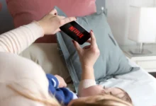 Lidé sledující Netflix v posteli.