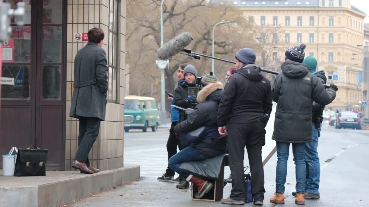 Štáb natáčí v Praze.