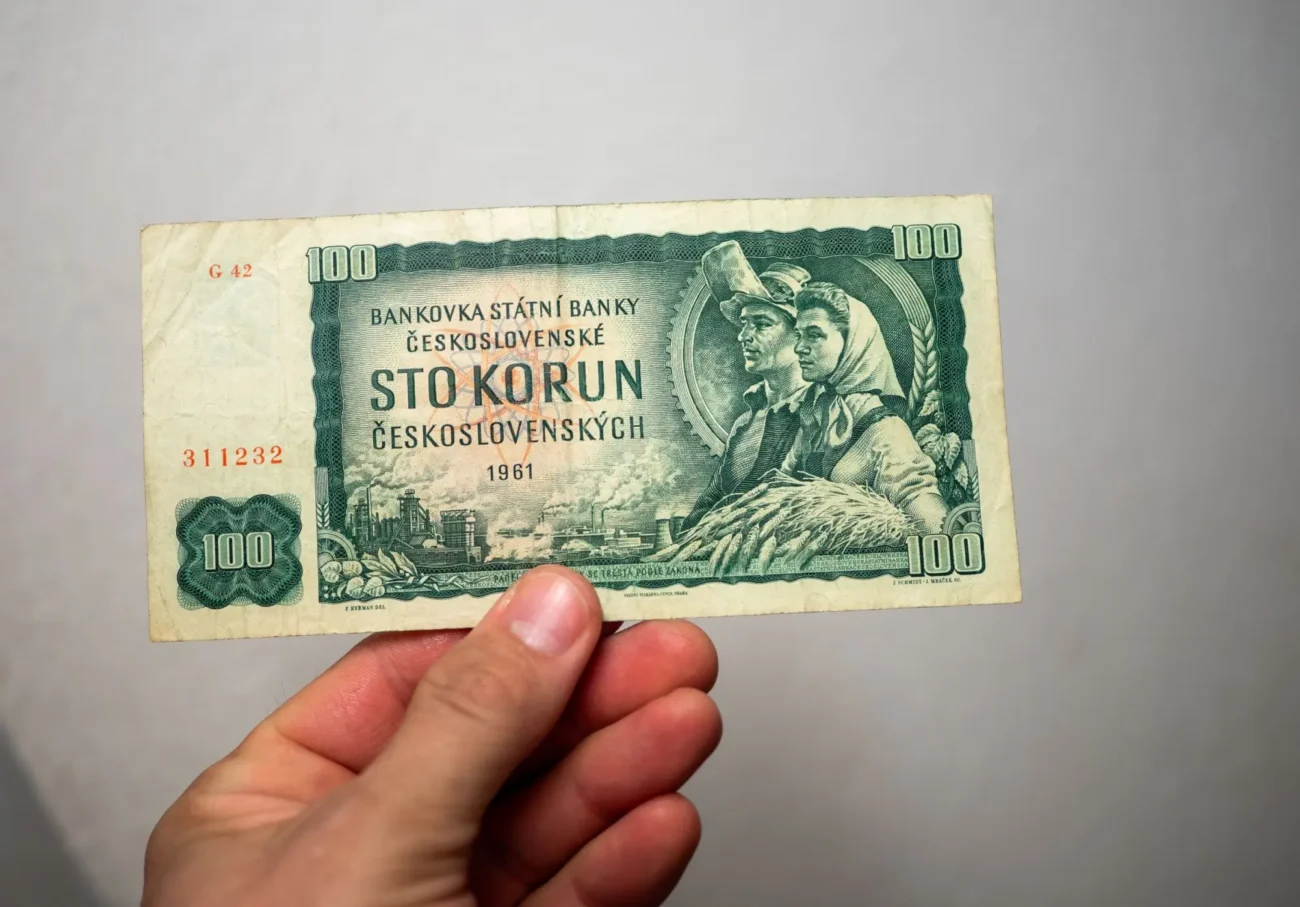 Shutterstock_2605407187 | TVGURU.cz ruka držící retro československou stokorunu