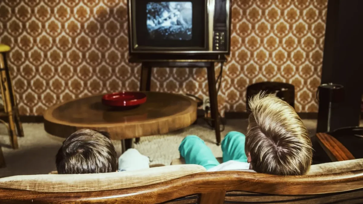 retro obývák v kterým se chlapci dívají na televizi