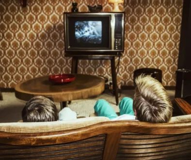 retro obývák v kterým se chlapci dívají na televizi