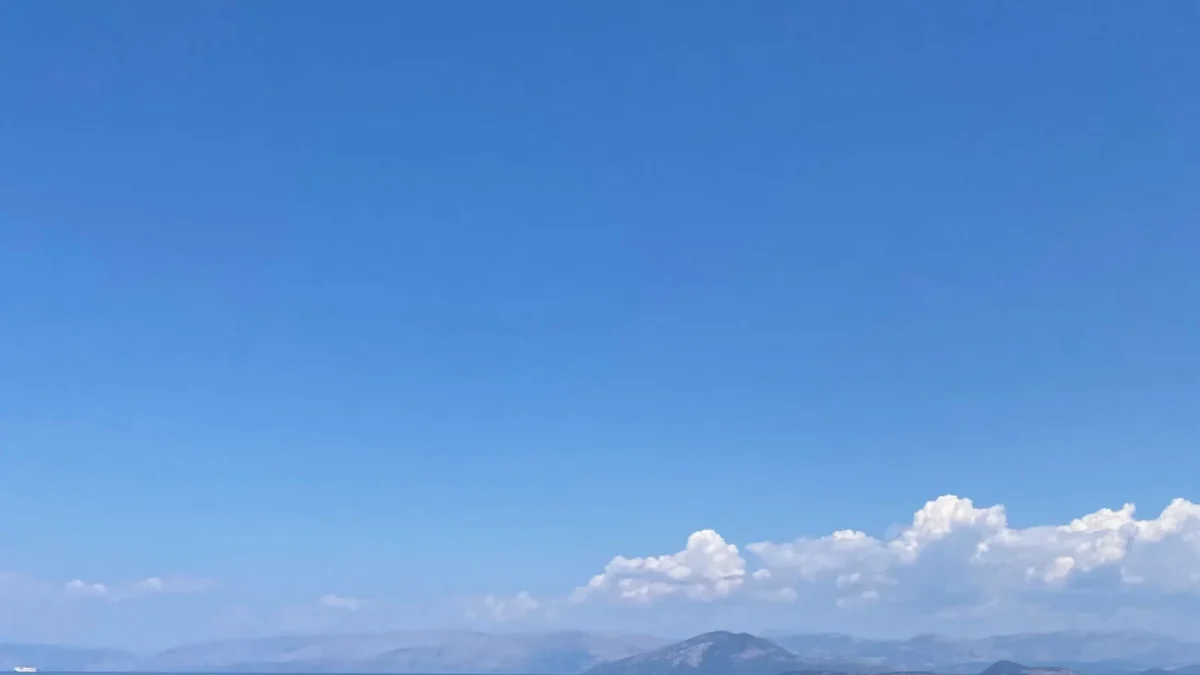 nebe v srpnu a mraky vzadu