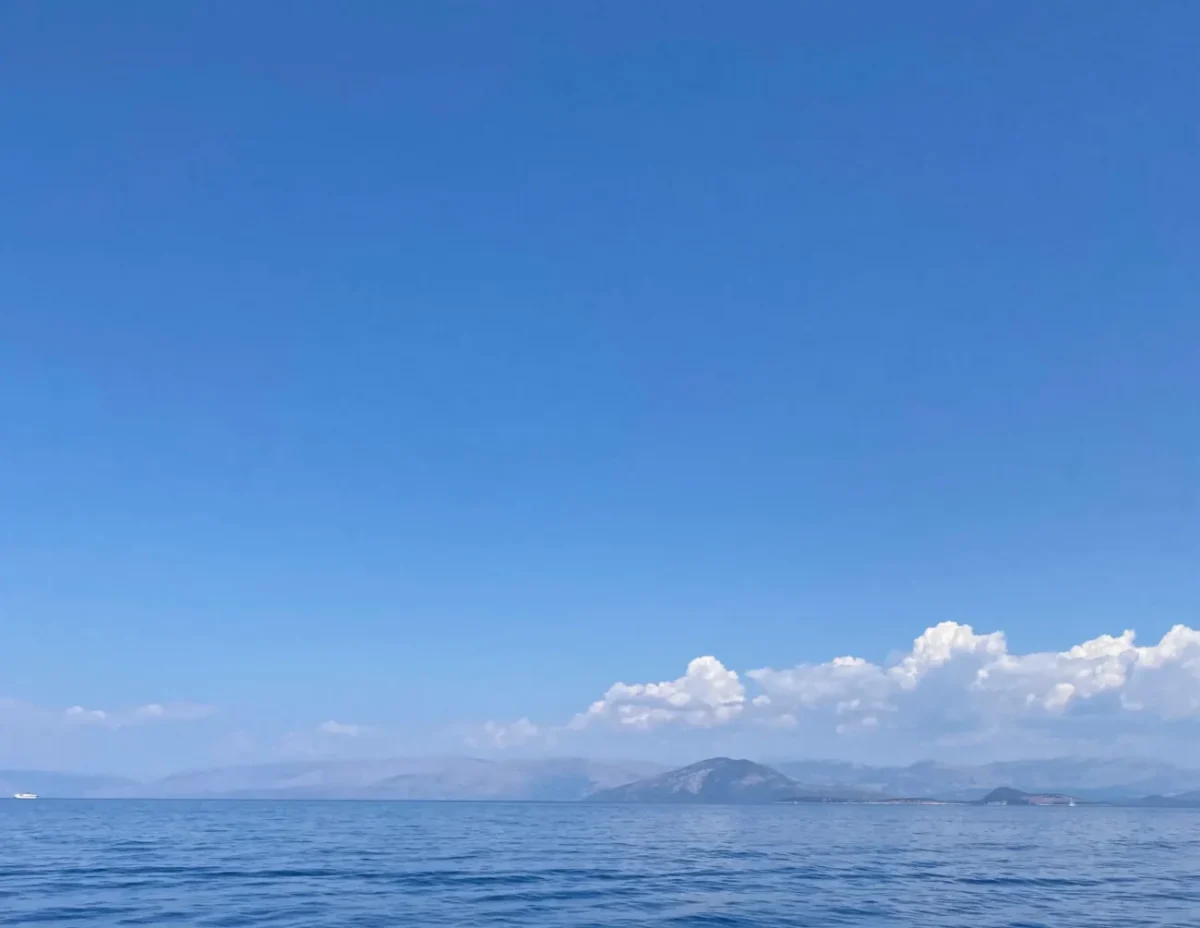 nebe v srpnu a mraky vzadu