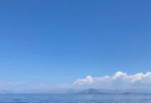 nebe v srpnu a mraky vzadu