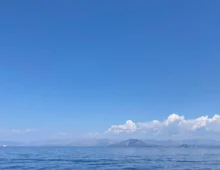 nebe v srpnu a mraky vzadu