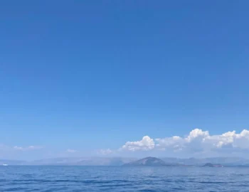 nebe v srpnu a mraky vzadu