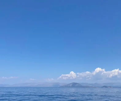 nebe v srpnu a mraky vzadu