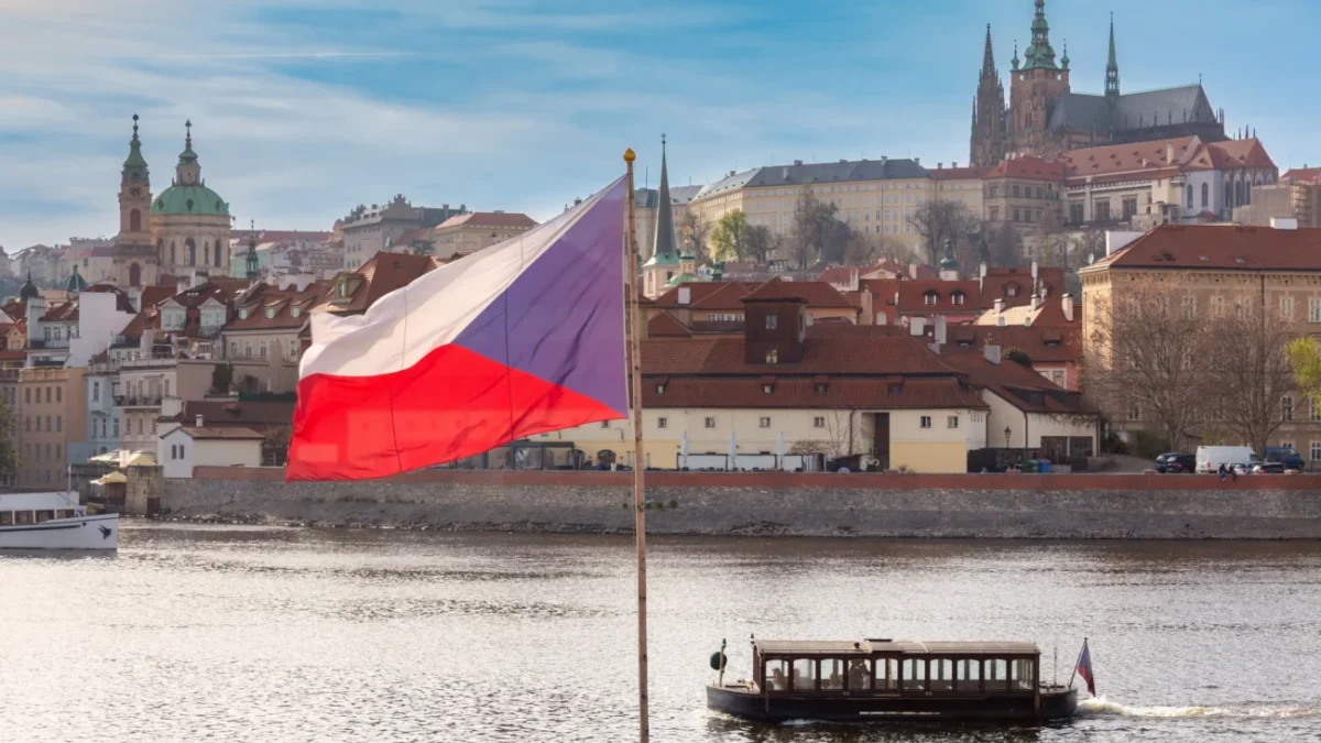Pražský hrad a česká vlajka.