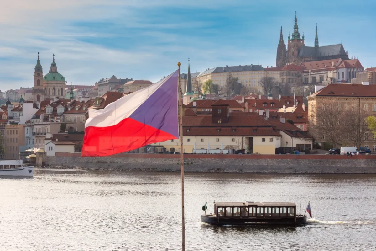 Pražský hrad a česká vlajka.