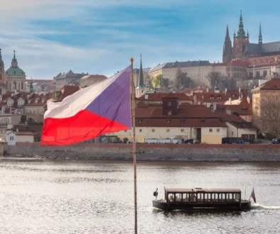 Pražský hrad a česká vlajka.